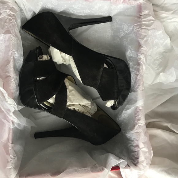 GUESS  GWATENSE  Platform Peep Toe Pump - Picture 5 of 9